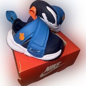 NEW Nike infant shoes Flex Advance with peace sign size 2 colors blue and orange